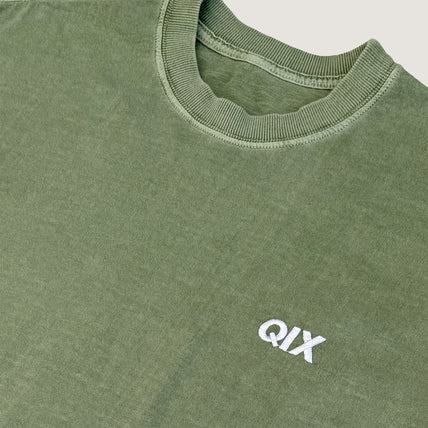 CAMISETA QIX STREET MINIMAL LOGO OLIVA ESTONADO