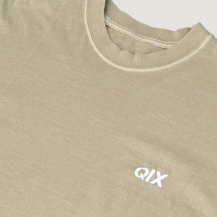 CAMISETA QIX STREET MINIMAL LOGO AREIA ESTONADO