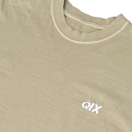 CAMISETA QIX STREET MINIMAL LOGO AREIA ESTONADO