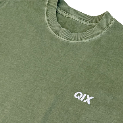 CAMISETA QIX STREET MINIMAL LOGO OLIVA ESTONADO